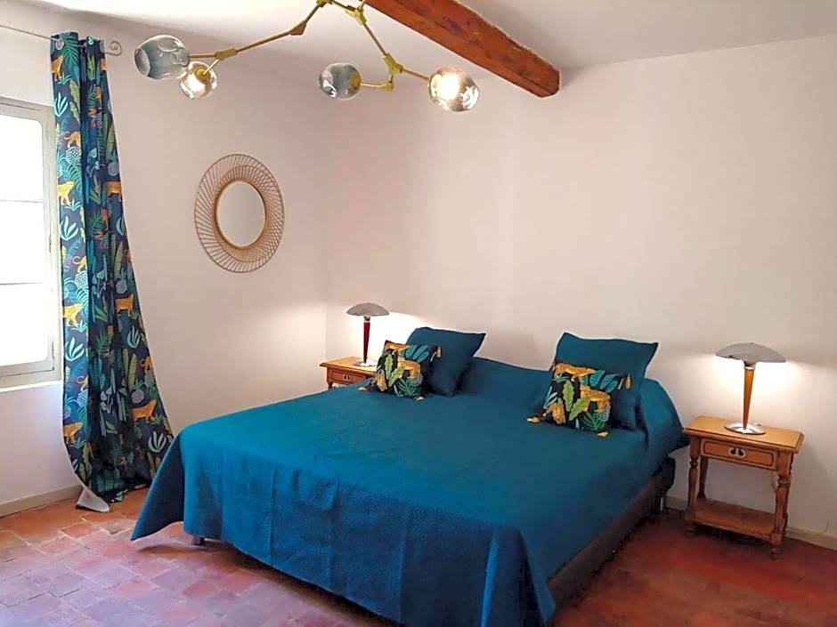 LE MAS DES FLANERAIES