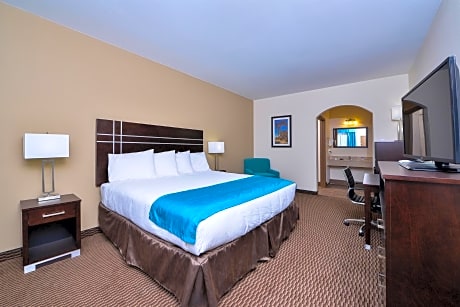 Spacious Guest Suite With 2 Queen Beds And A Separate Sitting Area With A Sofa. Non-Smoking.