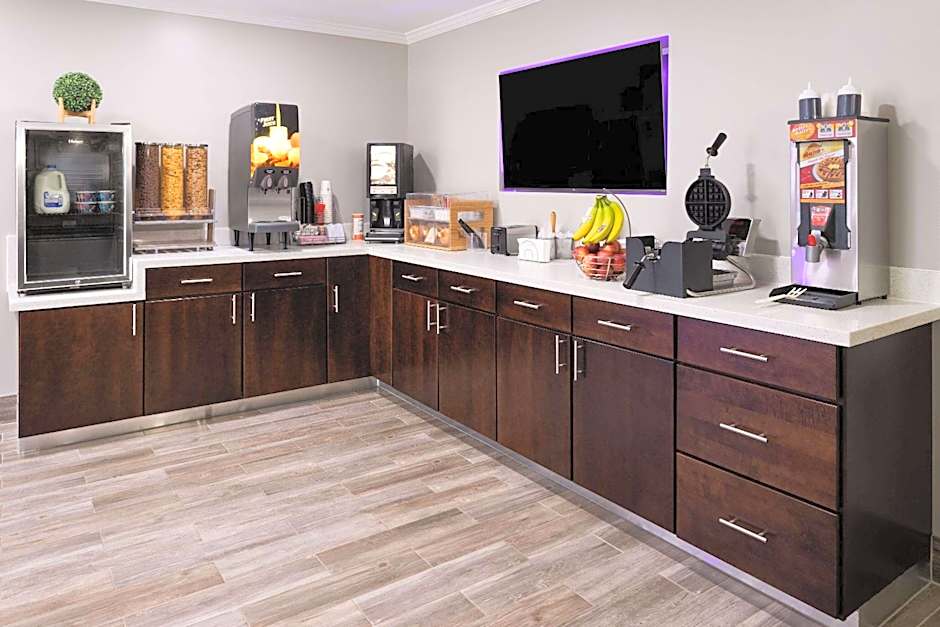 Super 8 by Wyndham Burnham/Lewistown