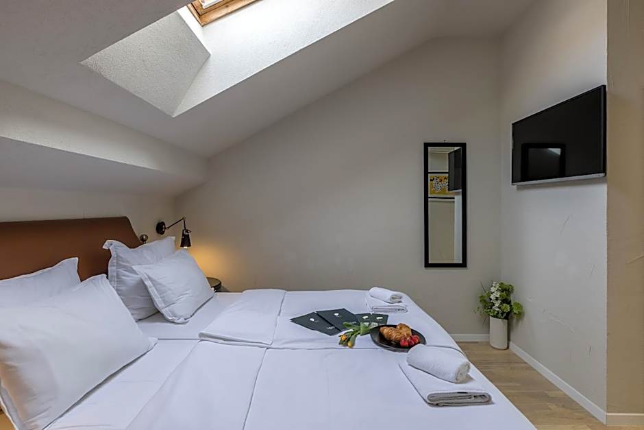 Leonis Restaurant & Rooms