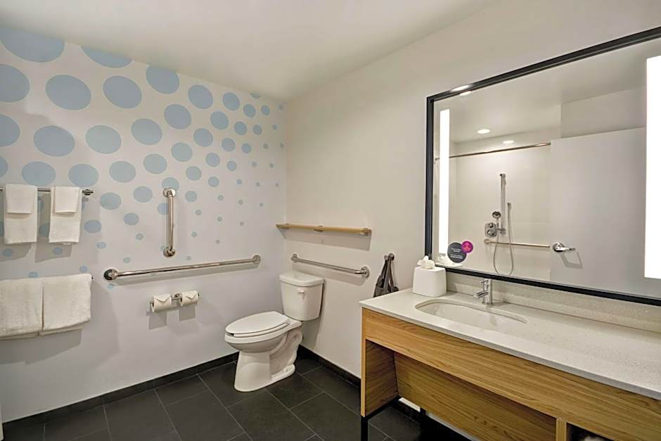 Tru by Hilton Denver, PA