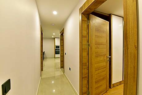 Three Bedroom Apartment with Pool View