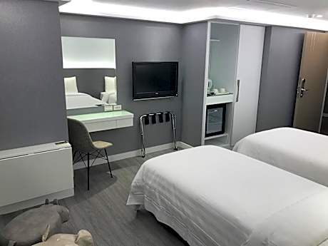 Superior Twin Room-No Window