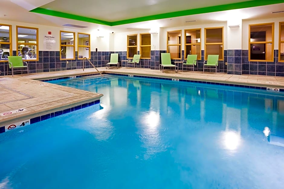 Holiday Inn Express Hotel & Suites Newport South, an IHG Hotel