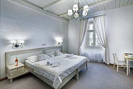 King Studio with Sofa Bed