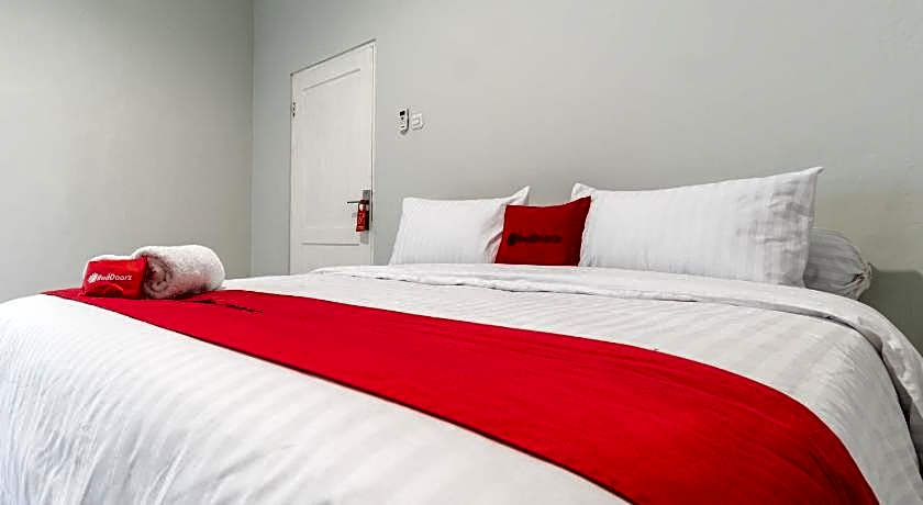 RedDoorz Plus near RS USU Medan 2
