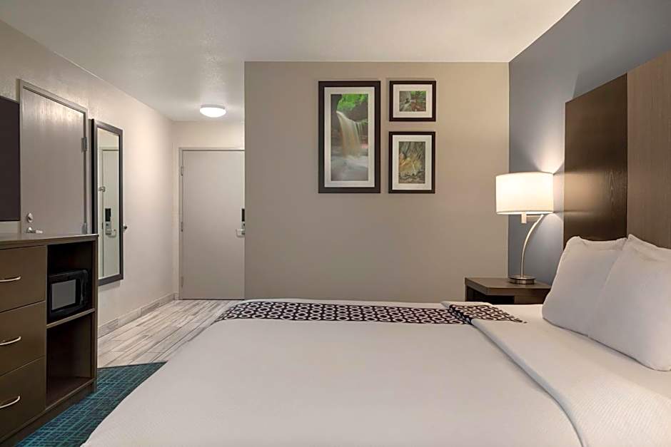 La Quinta Inn & Suites by Wyndham Peru Starved Rock St Park 