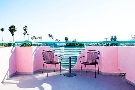 Deluxe King Room with Balcony - Non-Smoking