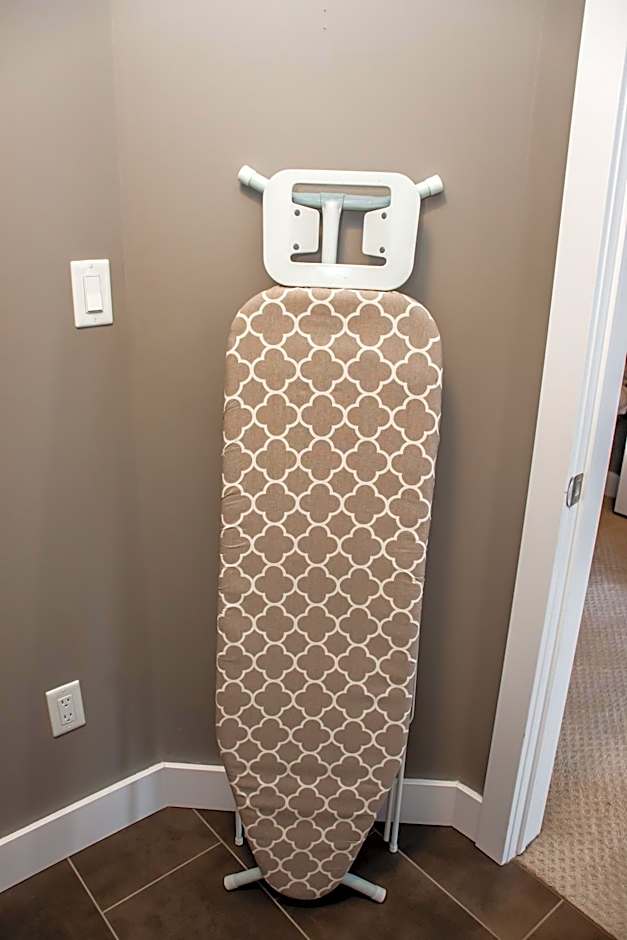 Amazing Luxe Home, AC, HUGE Yard, FirePit, Pet Friendly, Sleeps 10!