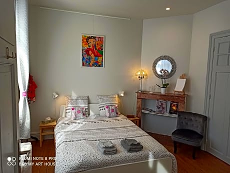 Deluxe Double Room with Shower - The Fashion Institute