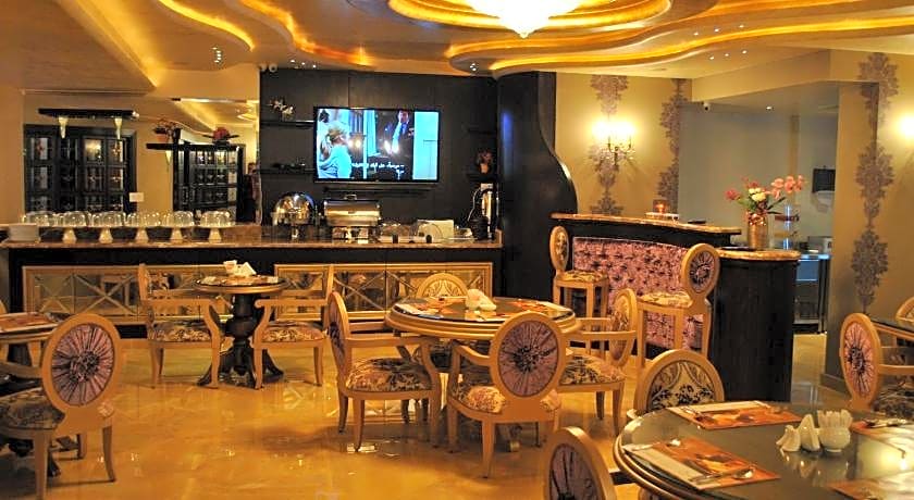 Q Hotel
