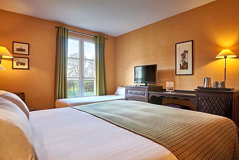 Chateau De Villiers-Le-Mahieu