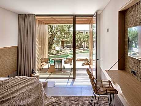 Superior Suite with Pοol View