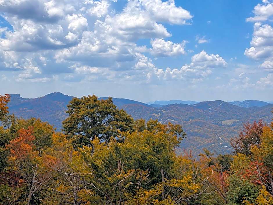 Beech Mountain Ski Studio - Fireplace - Fall & Ski Season
