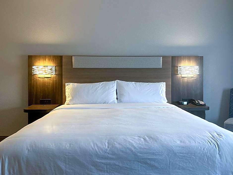 Holiday Inn Express Hotel & Suites Ennis By IHG