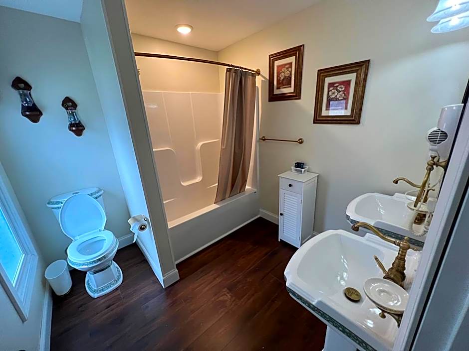 Holland Farmhouse Inn B&B
