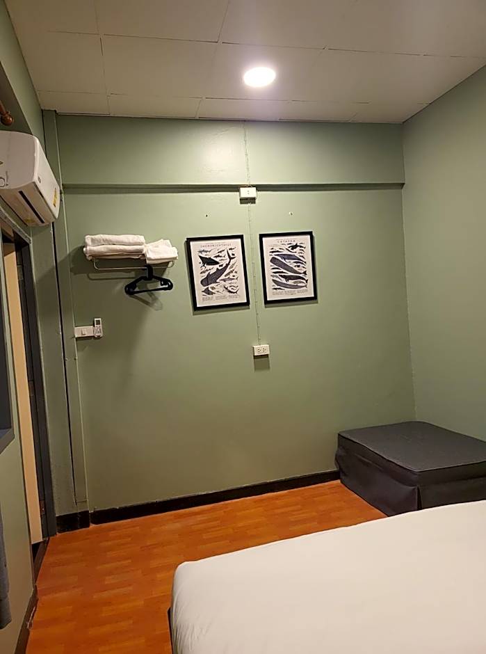 Achcha hotel - itsaraphap MRT station - Wat Arun