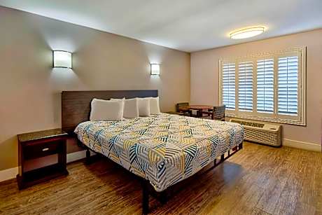 1 Queen Bed | Mobil Acces Tub Nsmk Minifridg