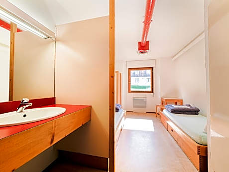 Twin Room – Shared Bathroom