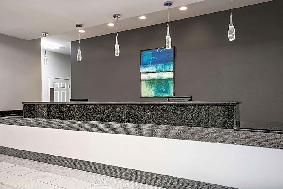 La Quinta Inn & Suites by Wyndham Mercedes Outlet Mall