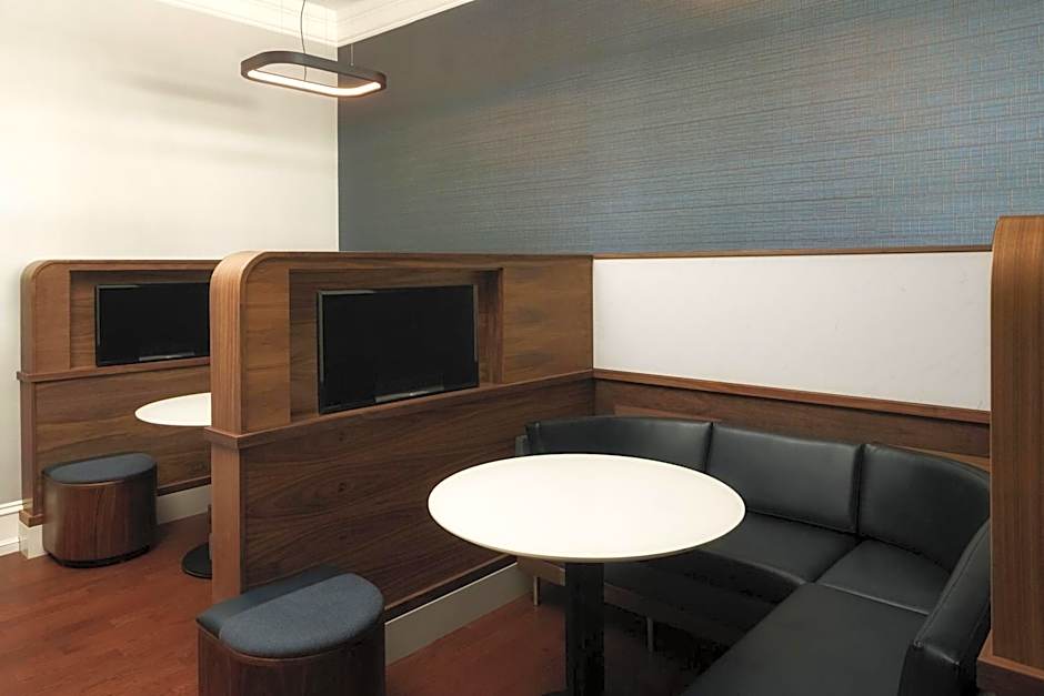 Courtyard by Marriott Chicago at Medical District/UIC