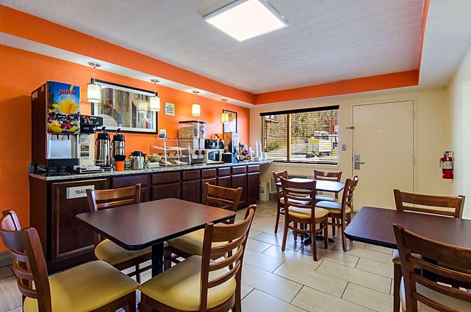Econo Lodge Near Motor Speedway