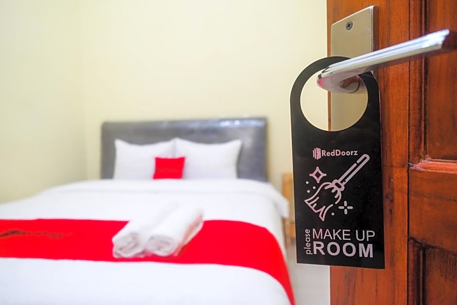 RedDoorz near Tirtonadi Park Solo
