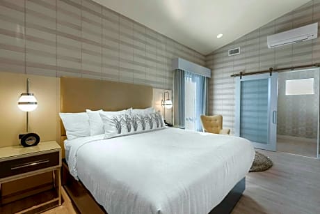 Deluxe Room, 1 King Bed, Balcony, Non Smoking