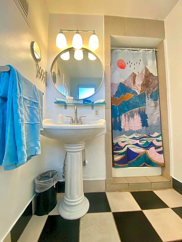 Bluebird Day Inn & Suites