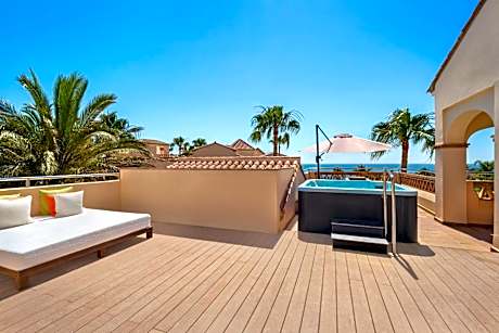 Grand Three-Bedroom Suite with Hot Tub and Sea View