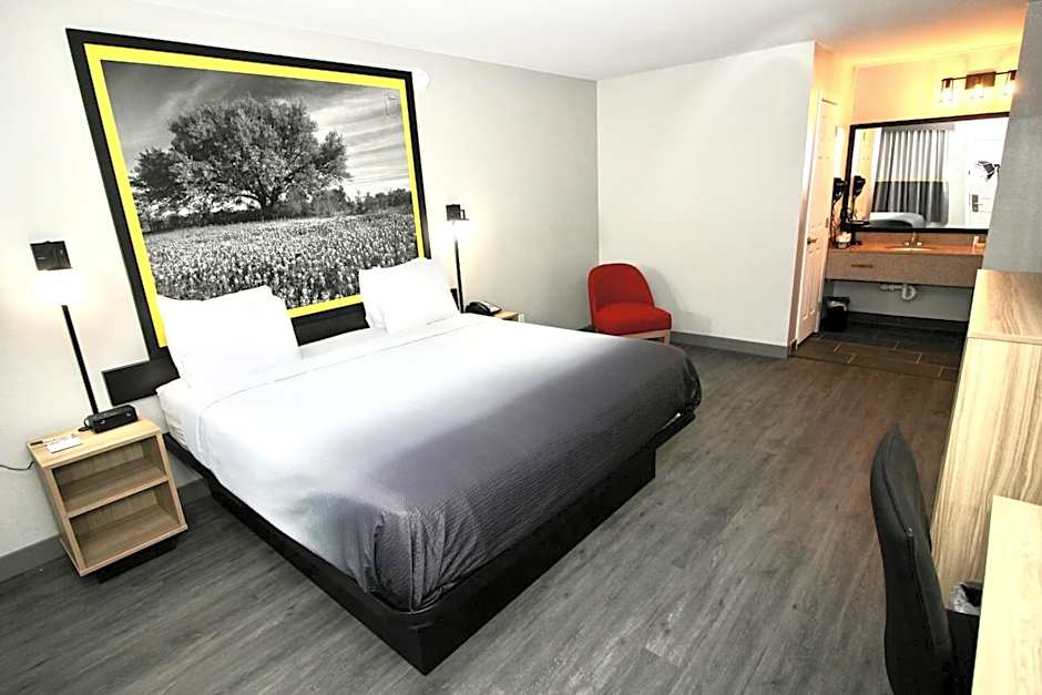 Super 8 by Wyndham Temple S. General Bruce