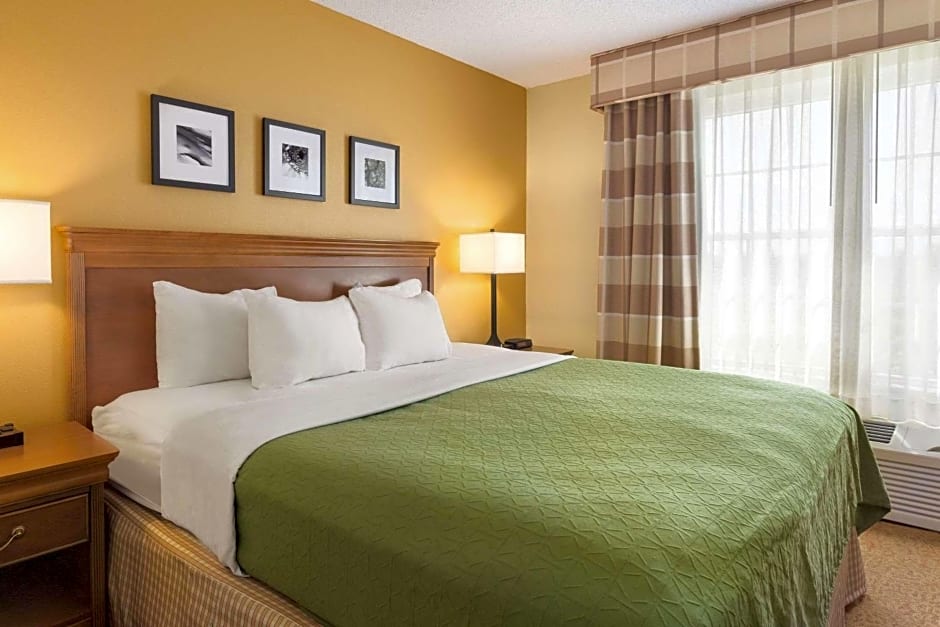Country Inn & Suites by Radisson, Salina, KS