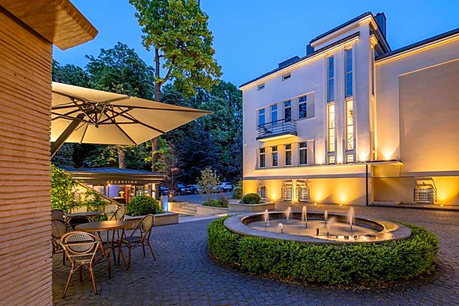 Lion's Castle Hotel