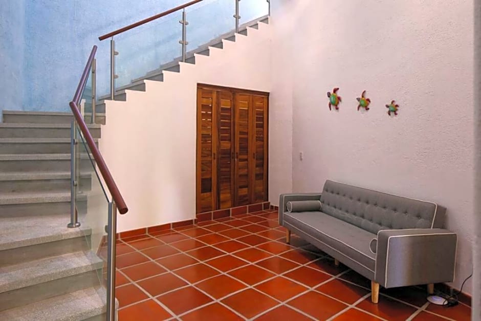 Villa Kiwi. Huge Pool, Steps To Town n Beach. 6 plus BRM 7.5 BTH 3 KCN