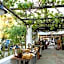 Swartberg Hotel, Cork Tree Collection