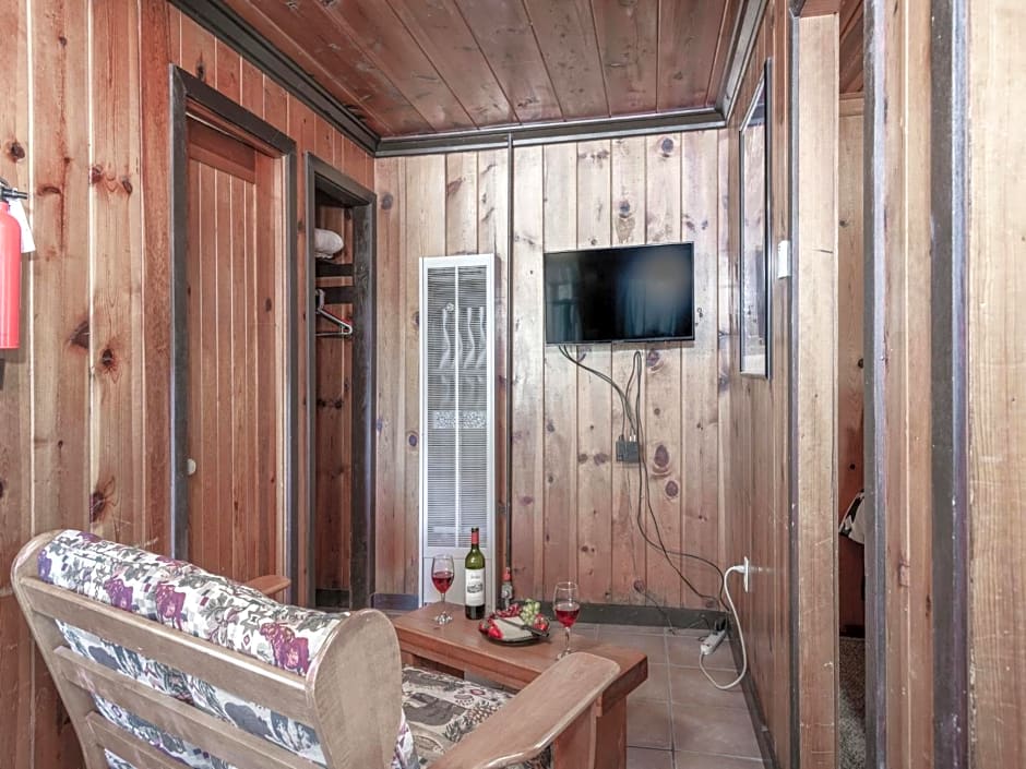 Tiny Two, 2 Bedrooms, Midtown, Sleeps 4