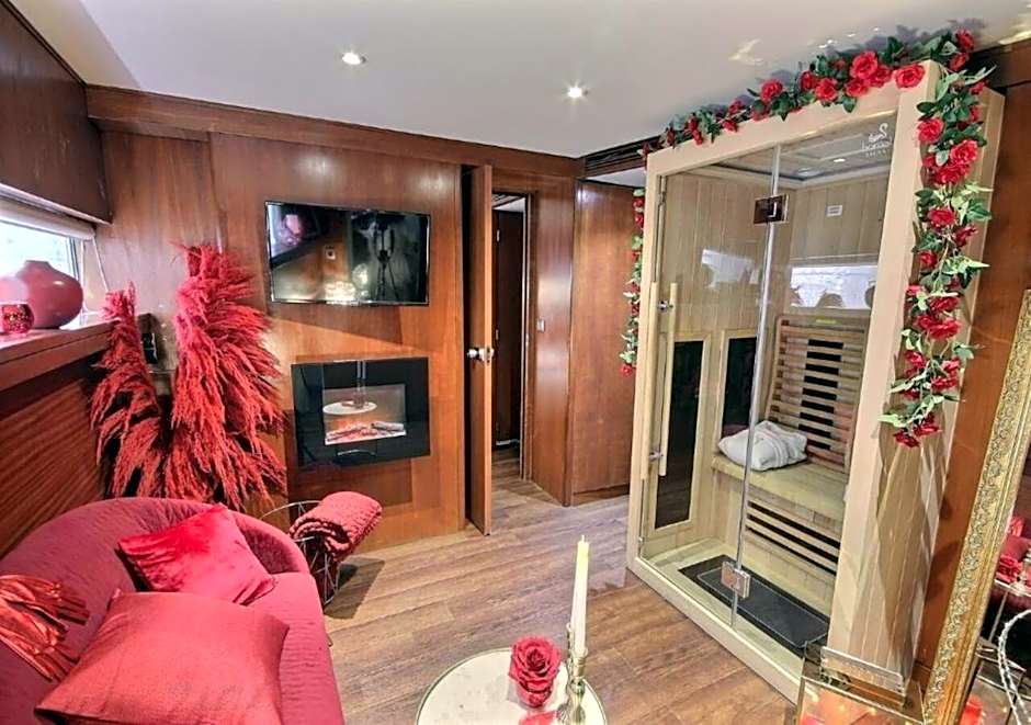 Le VIP Paris - Yacht Hotel