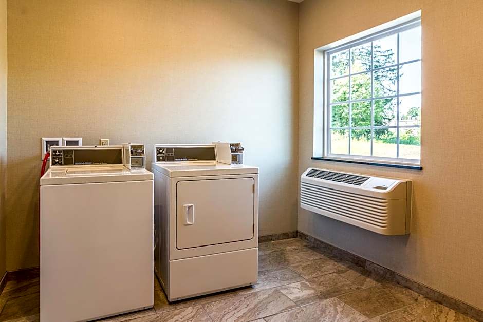 Cobblestone Hotel & Suites - Greenville