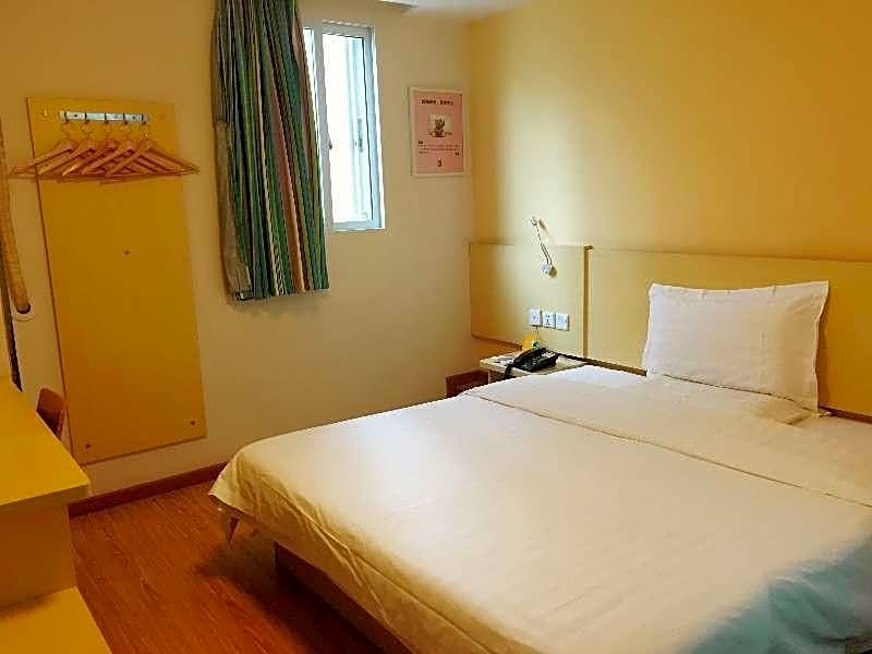 7 Days Inn Guangzhou Baoye Road Shayuan Metro Station Branch – Guangzhou (Canton), IA