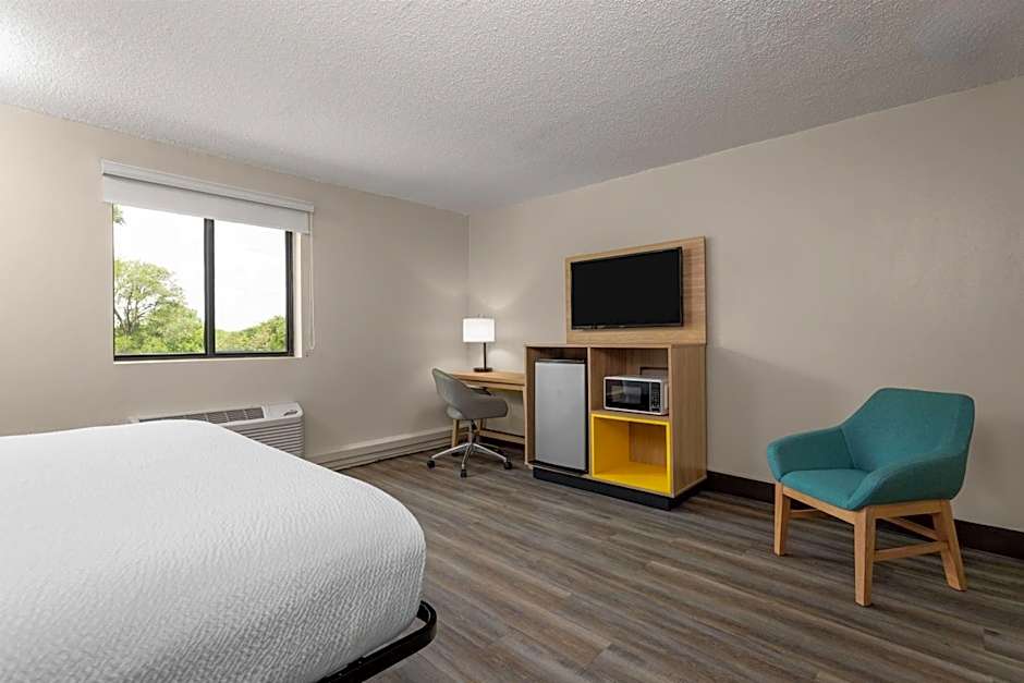 Days Inn and Suites by Wyndham Hammond, IN