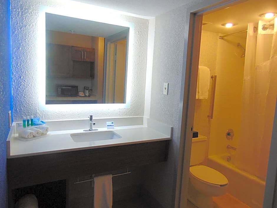 Holiday Inn Express & Suites Wapakoneta By IHG