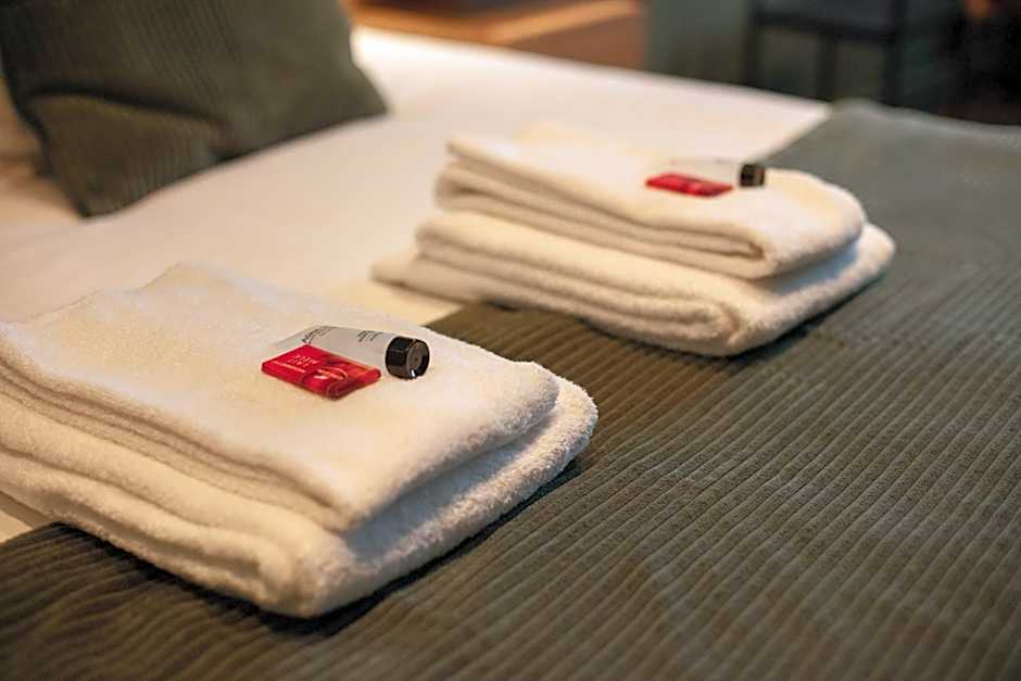 Gillis Eight Guest Rooms by Romy&Travis