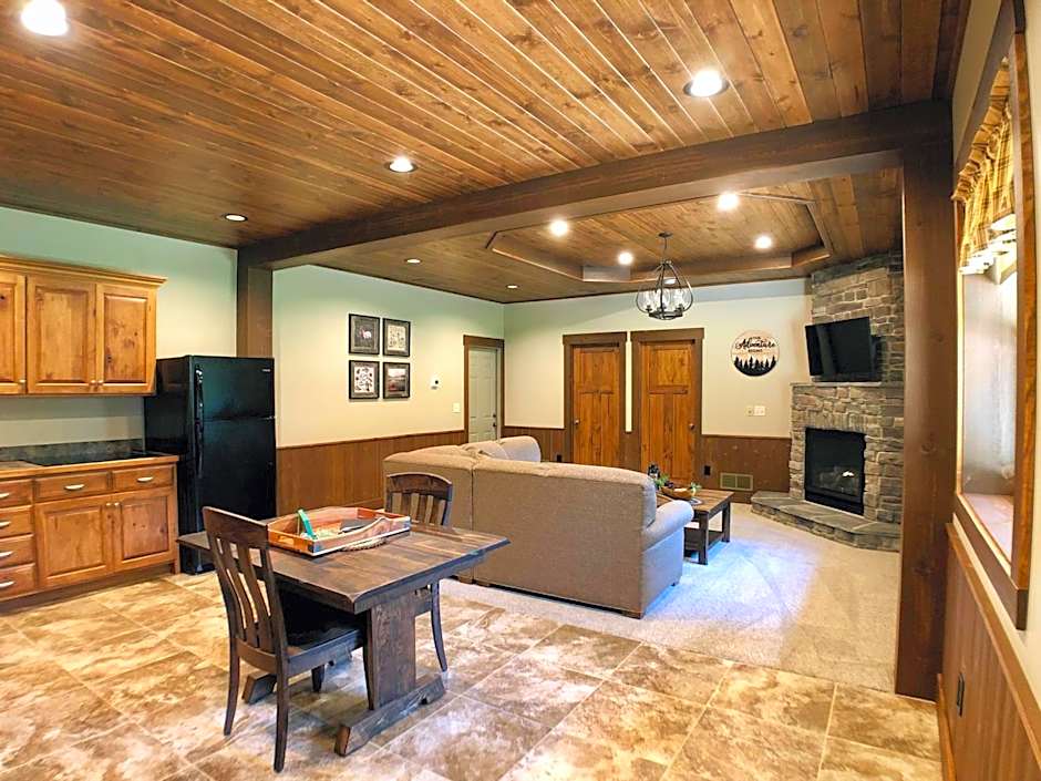 Sojourner's Lodge & Log Cabin Suites
