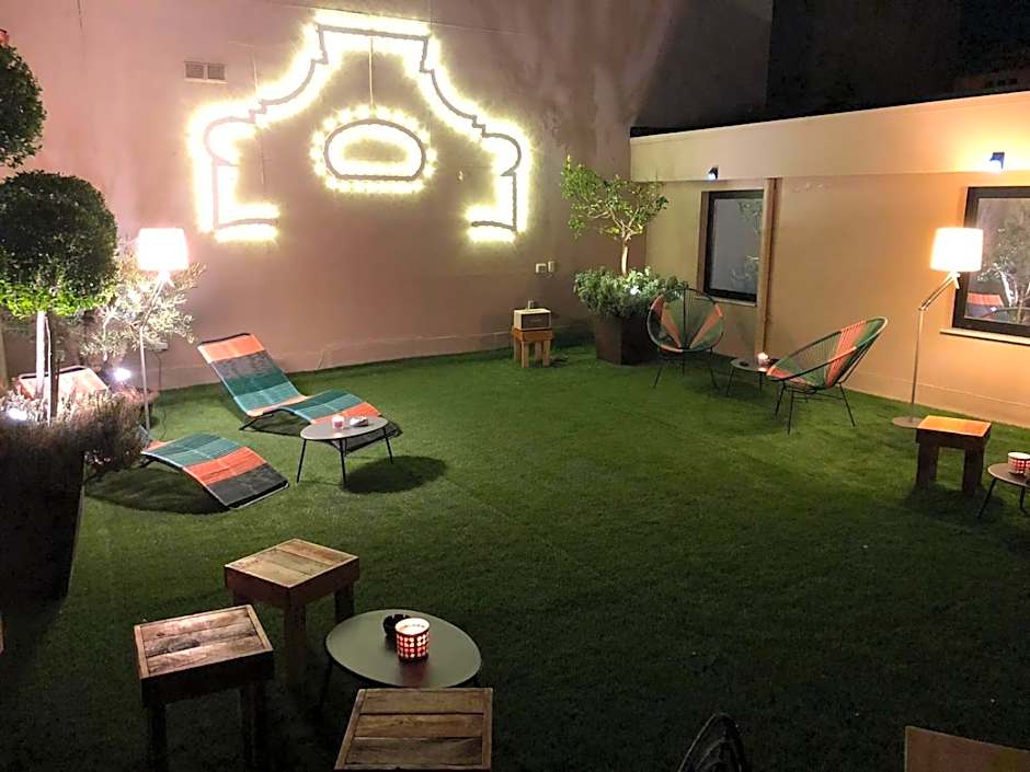 200 ROOMS & TERRACE
