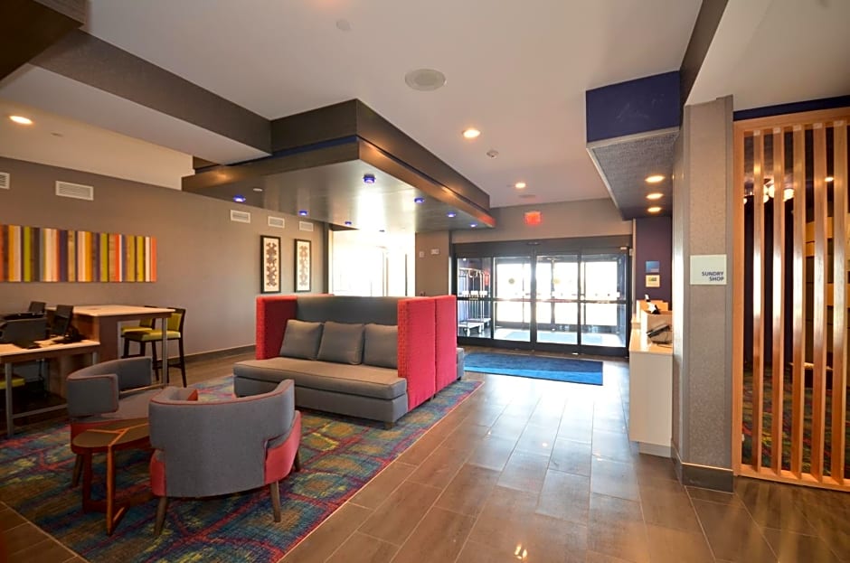 Holiday Inn Express & Suites Oklahoma City Mid - Arpt Area, an IHG Hotel
