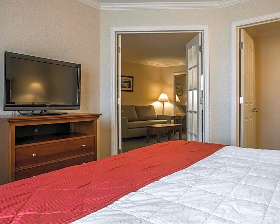 Clarion Inn & Suites At The Outlets Of Lake George