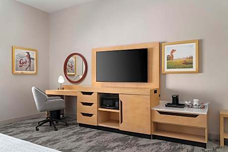 King Room with Tub - Mobility Access
