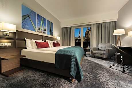 Deluxe Double or Twin Room with City View