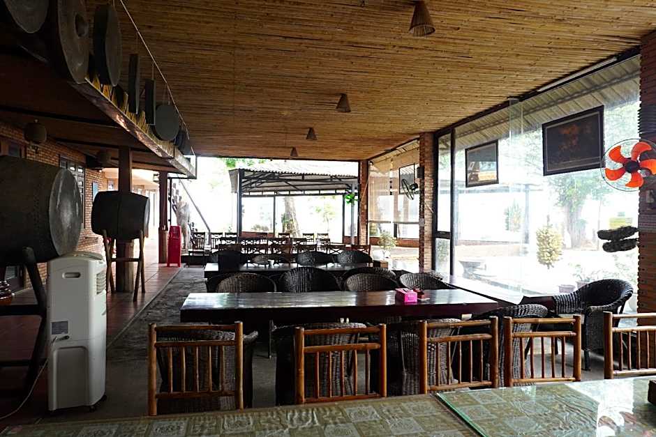 Van Long Elephants Lakeside View Hotel