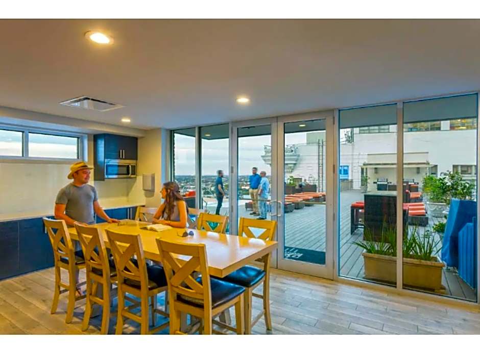 Amazing Condos Beautiful View 2 Blocks To French Quarter, Small Rooftop Pool, Gym, Seanger Theater, Super Dome, And Bourbon St